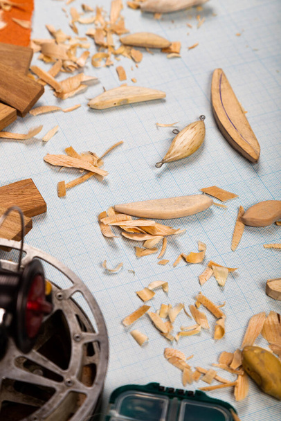 Ręcznie robione drewniane takle rybackie wykresy tło papieru z narzędziami i blankami. Mockap do reklamy i publikacji. - Zdjęcie, obraz