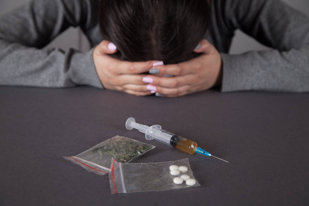 Молодая женщина употребляет наркотики. Концепция преступности и наркомании. - Фото, изображение