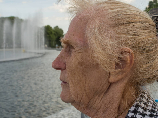 Yaşlı beyaz tenli kadının portresi - Fotoğraf, Görsel