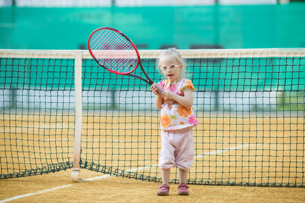 bella ragazza con sindrome di Down giocare a tennis - Foto, immagini