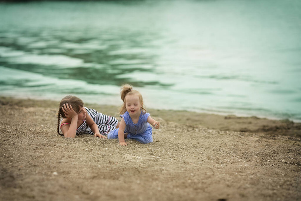 dos hermanas jugando en la playa
 - Foto, imagen