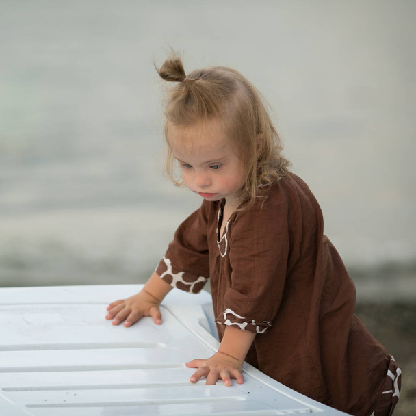 gyönyörű lány Down-szindróma a strandon - Fotó, kép