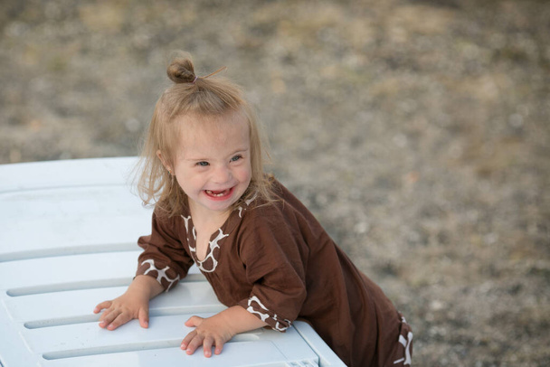 hermosa chica con síndrome de Down en la playa - Foto, imagen