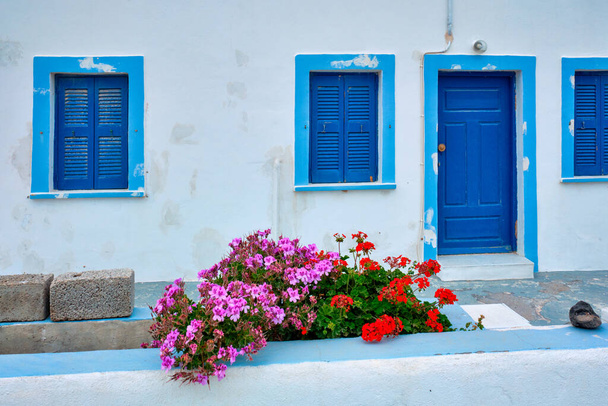 Грецький білий будинок з синіми дверима і вікнами засліплює село Оя на острові Санторіні в Греції. - Фото, зображення