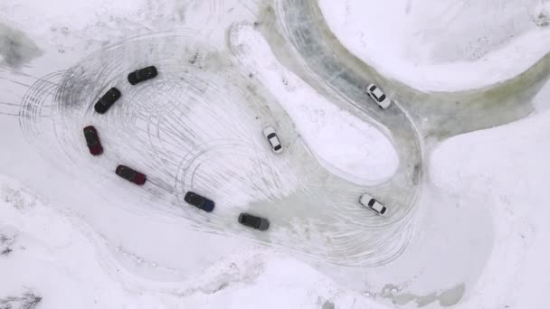 Drone Αεροφωτογραφία του κυκλώματος κατάρτισης στην παγωμένη λίμνη με σπορ αυτοκίνητα κατάρτισης σε αυτό πριν από τον ανταγωνισμό. Ακραία μαθήματα κατάδυσης.  - Πλάνα, βίντεο