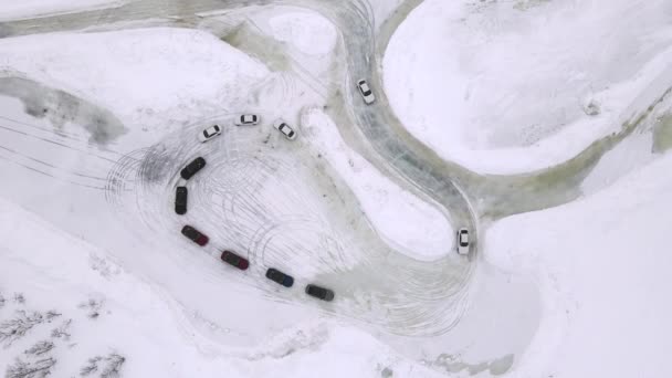 Drone Αεροφωτογραφία του κυκλώματος κατάρτισης στην παγωμένη λίμνη με σπορ αυτοκίνητα κατάρτισης σε αυτό πριν από τον ανταγωνισμό. Ακραία μαθήματα κατάδυσης.  - Πλάνα, βίντεο