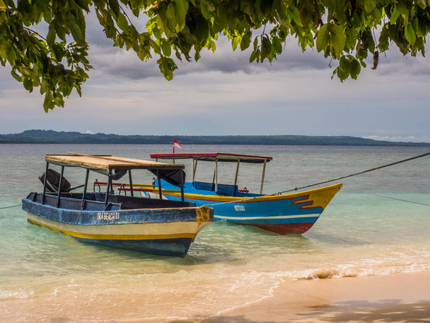 Ora Beach, Indonézia - 2018. február 12.: Csónakok az Ora Beach Resort trópusi strandján. Seram Island, Maluku, Indonézia, - Fotó, kép
