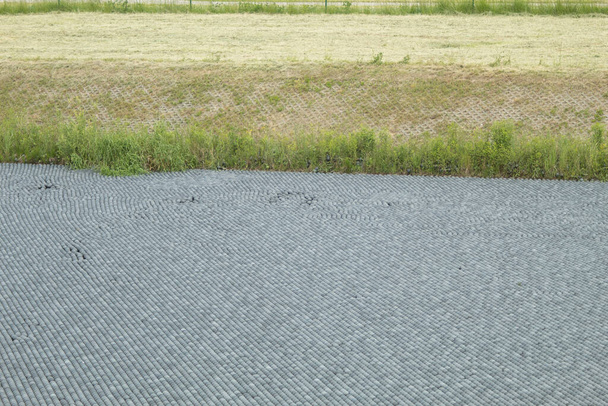 Schwarze Kunststoffkugeln zum Befüllen von Reservoirs. Schattenkugeln sind kleine Plastikkugeln, die auf der Oberfläche des Tanks schweben und verhindern, dass Wasser verdunstet - Foto, Bild