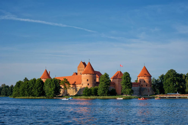Litvanya, Galve Gölü 'ndeki Trakai Adası Kalesi - Fotoğraf, Görsel