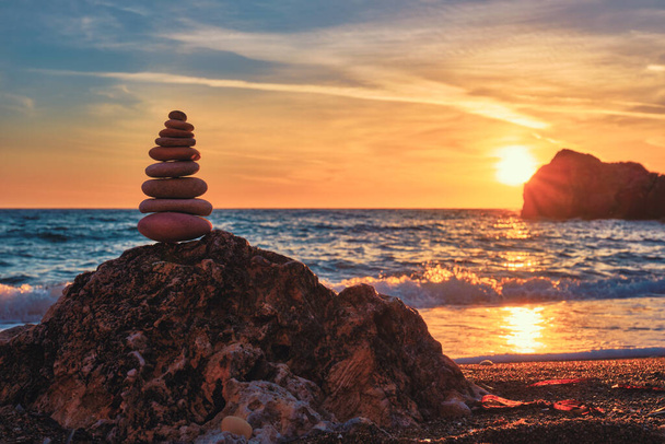 Concept d'équilibre et d'harmonie - pile de pierre sur la plage - Photo, image
