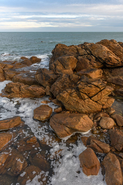 Les Sables d'Onlineの岩の多い海岸から見られる大西洋。フランス. - 写真・画像