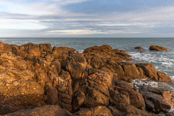Les Sables d'Onlineの岩の多い海岸から見られる大西洋。フランス. - 写真・画像