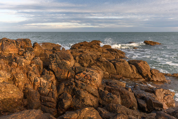 Атлантичний океан, видимий з скелястого узбережжя Ле-Саблс-д'Олонн. Франція. - Фото, зображення
