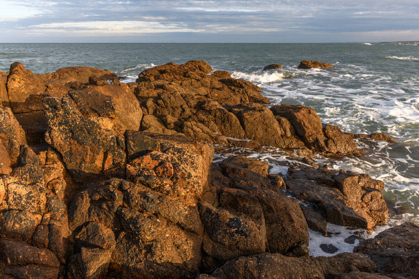 Atlantin valtameri nähtynä Les Sables d 'Olonnen kallioiselta rannikolta. Ranska. - Valokuva, kuva