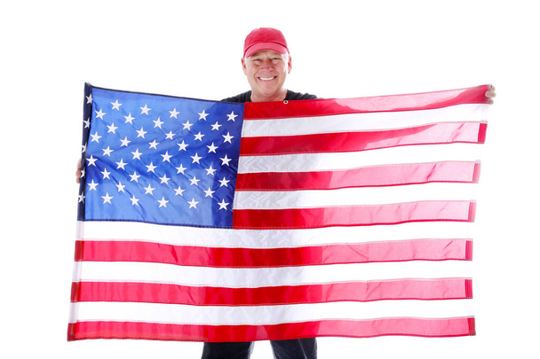 Amerikan itsenäisyyspäivä. Hyvää itsenäisyyspäivää. USA:n itsenäisyyspäivä. Amerikan lippu. Onnellinen hymyilevä amerikkalainen, jolla on Amerikan lippu. Photo Booth muotokuva ylpeästä amerikkalaisesta. Mies itsenäisyyspäivänä Photo Booth. - Valokuva, kuva