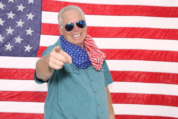 Amerikai Függetlenség Napja. Boldog július 4-ét. Amerikai Függetlenség Napja. Amerikai zászló. Egy férfi július 4-ét ünnepli, miközben a Photo Booth-ban van. Amerikai férfi egy amerikai fotófülkében. Függetlenség Napja Ünneplés. Amerikai Egyesült Államok.  - Fotó, kép