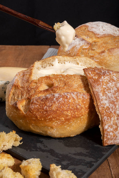 Formaggio cremoso all'interno del pane italiano con crostini, fonduta.. - Foto, immagini