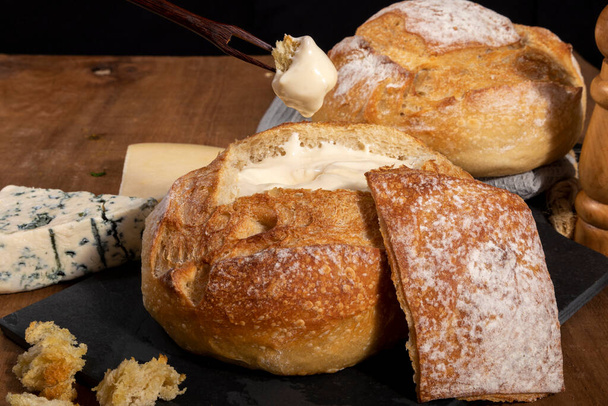 İtalyan ekmeğinin içinde krem peynir, kızarmış ekmek, fondü... - Fotoğraf, Görsel