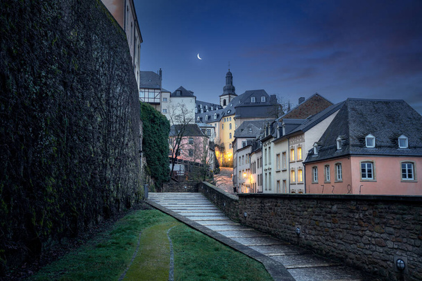 Luxemburger Stadtstraße bei Nacht mit der St.-Michaels-Kirche im Hintergrund - Luxemburg-Stadt, Luxemburg - Foto, Bild