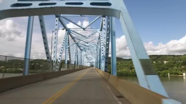 uma ponte sobre um corpo de água - Filmagem, Vídeo