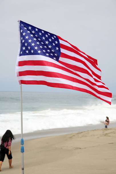 Αμερικανική Ημέρα Ανεξαρτησίας. Χαρούμενη 4η Ιουλίου. Ημέρα Ανεξαρτησίας. Αμερικανική σημαία. Σαρακοστή Ιουλίου. Γιορτή της Αμερικανικής Ανεξαρτησίας. Αμερικανική Σημαία στην άμμο σε μια παραλία στην ΑΜΕΡΙΚΗ. Η Αμερική είναι νούμερο ένα στην Ελευθερία και Ποιότητα Ζωής.. - Φωτογραφία, εικόνα