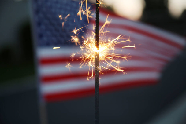 Il giorno dell'indipendenza americana. Buon 4 luglio. Il giorno dell'indipendenza degli Stati Uniti. Bandiera americana. Celebrazione Vintage con Sparklers con la bandiera americana fuori fuoco - 4 luglio. Per il 4 luglio, il Memorial Day, il Veteran's Day o altre festività patriottiche. - Foto, immagini