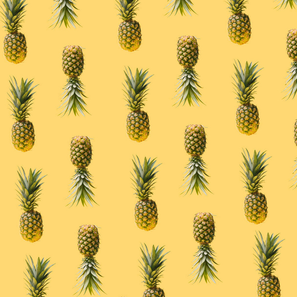 Doğal organik ananaslar yaz konsepti. Aydınlatılmış sarı arka plana karşı pek çok taze egzotik ananastan oluşan yaratıcı desen. - Fotoğraf, Görsel