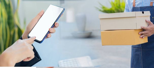 Start eines Box-Geschäfts zu Hause Vorbereitung auf den Versand von Paketen in der KMU-Lieferkette, Omnichannel-Einkauf oder Online-Shopping- und Lieferkonzepte. - Foto, Bild