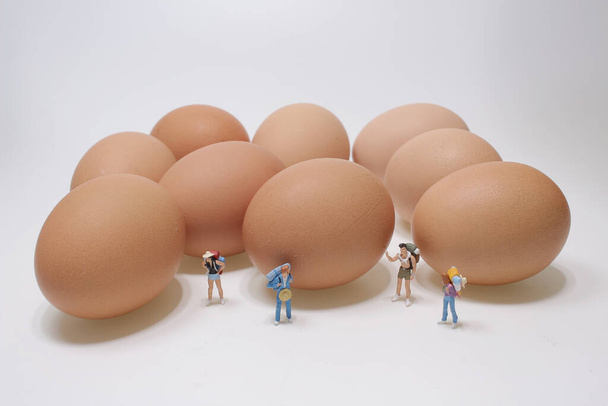 la mini figura viaggia sulle uova - Foto, immagini