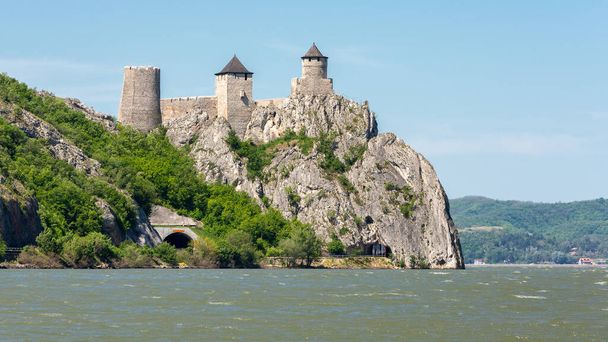 Fortaleza medieval de Golubac en un acantilado sobre el río Danubio en Serbia - Foto, Imagen