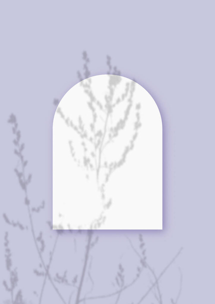 Mockup con sombras vegetales superpuestas en una hoja en forma de arco de papel blanco texturizado sobre un fondo de mesa violeta. Orientación vertical - Foto, imagen