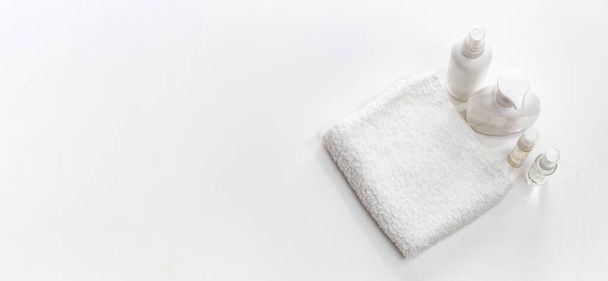 weißes Badetuch und Gläser mit Fläschchen Körperpflege - Foto, Bild