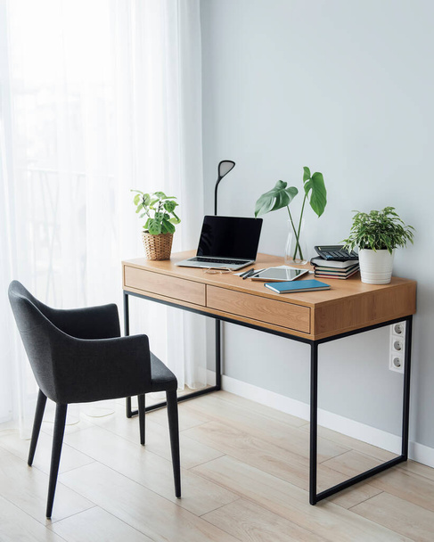 Kancelářské pracoviště s laptopem na dřevěném stole - Fotografie, Obrázek