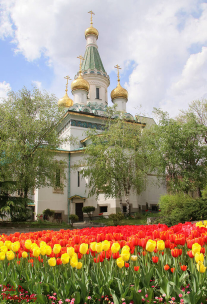 Kevät Sofiassa, Bulgarian pääkaupungissa, maamerkkejä, historiallisia rakennuksia ja paljon kukkia - Valokuva, kuva