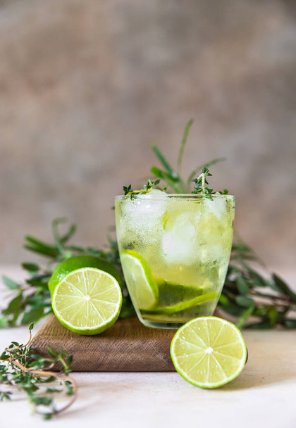 Refreshment infused water with lime and thyme. Healthy drink and detox concept. Summer beverage.  - Foto, imagen