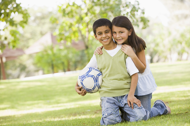 δύο παιδιά παίζοντας ποδόσφαιρο στο πάρκο - Φωτογραφία, εικόνα