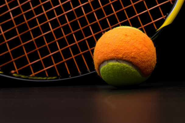 Balle de tennis pour enfants avec raquette de tennis
 - Photo, image