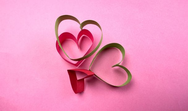 Papers hart vormen op een prachtige achtergrond. Valentijnskaart concept. Bovenaanzicht. Kopieer ruimte voor tekst. - Foto, afbeelding