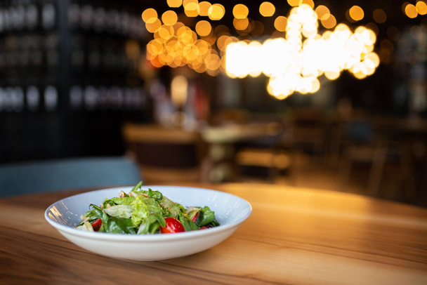light summer salad of vegetables with herbs in cafes. - Foto, Bild