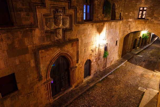 Μεσαιωνική Λεωφόρος Ιπποτών τη νύχτα, λιθόστρωτος δρόμος στην Ακρόπολη Ρόδου - Φωτογραφία, εικόνα