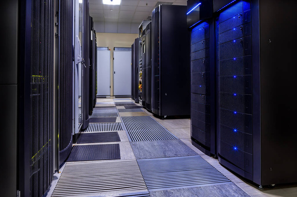 sala con filas de hardware del servidor en el centro de datos - Foto, Imagen