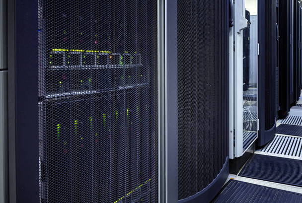 Salle de serveurs sombres Big Data avec équipement bleu vif - Photo, image