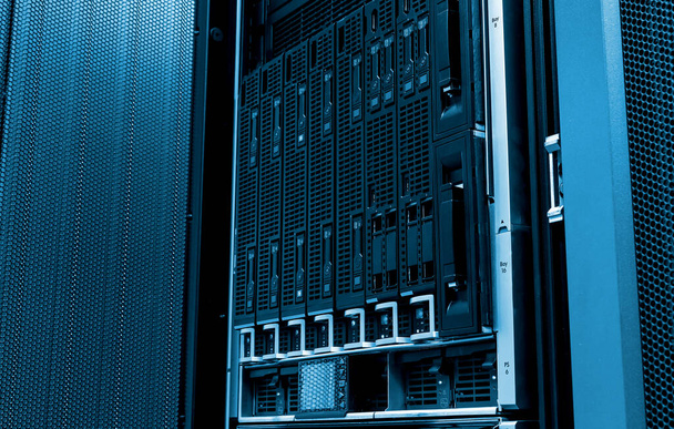 Blade server close-up in serie mainframes in datacenter - Foto, afbeelding