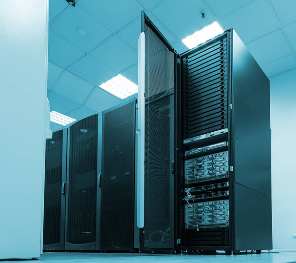Zwarte servers en hardware in een internet datacenter - Foto, afbeelding