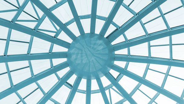 стеклянный купол современного здания. вид изнутри комнаты. легкая конструкция прозрачной крыши из круглых стальных труб - Фото, изображение