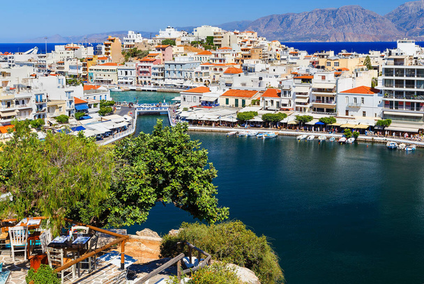 Aghios Nikolaos ciudad en la isla de Creta en Grecia. Vista del puerto
 - Foto, Imagen
