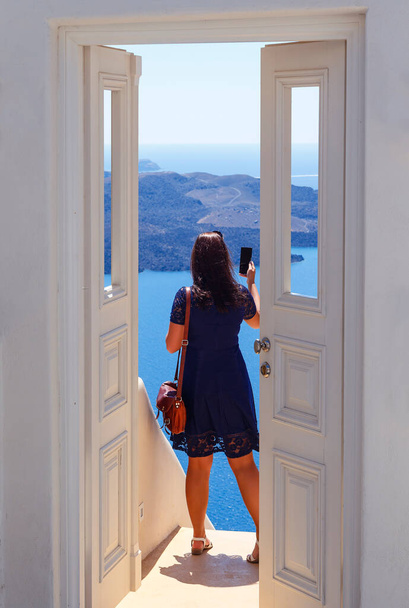 Toeristische foto van Santorini met mobiele telefoon - Foto, afbeelding