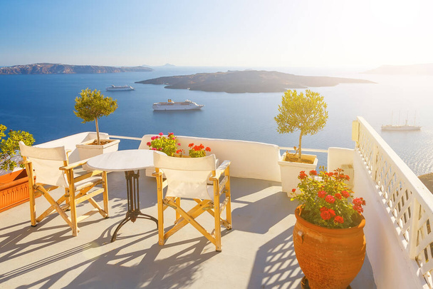 Otelin terasında güneşli yataklar. Santorini Adası, Yunanistan. Deniz manzaralı güzel yaz manzarası - Fotoğraf, Görsel