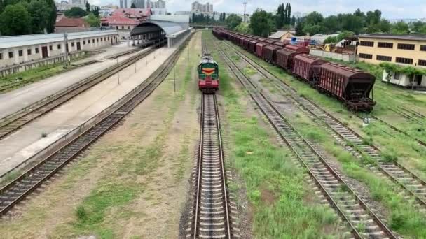 Локомотив рухається по рейках, Молдова, Чісінау залізничний вокзал, зі звуком. - Кадри, відео