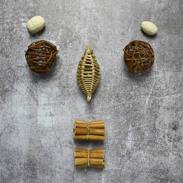 Plana leigos simetricamente dispostos produtos feitos de ramos secos em um mármore leve - Foto, Imagem